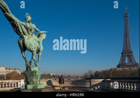 La France Renaissante auf der Pont de Bir-Hakeim-Brücke mit Blick auf Fluss Seine und Eiffelturm an einem klaren, blauen Himmel Tag Stockfoto
