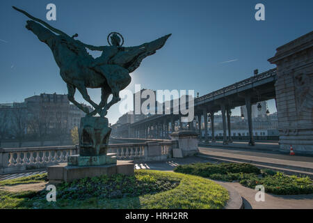 La France Renaissante auf die Pont de Bir-Hakeim, Paris, Frankreich Stockfoto