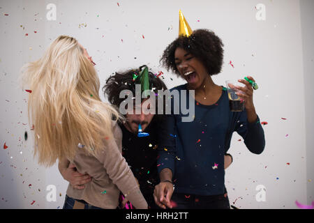 Konfetti Party Multiethnics glückliche junge Menschen Gruppe feiern Silvester beim Tanzen und viel Spaß zu Hause Stockfoto