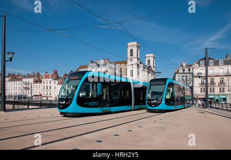 Zwei Straßenbahnen, überqueren den Fluss Les Doubs mit Kirche Eglise Sainte Madeleine de Besancon im Hintergrund Pont Battant in Besancon Stockfoto