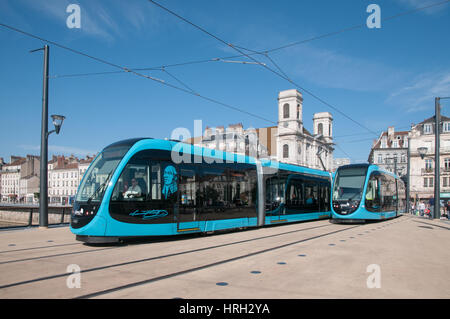 Zwei Straßenbahnen, überqueren den Fluss Les Doubs mit Kirche Eglise Sainte Madeleine de Besancon im Hintergrund Pont Battant in Besancon Stockfoto