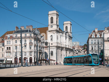 Straßenbahn ca., Pont Battant in Besancon überqueren Sie den Fluss Les Doubs mit Kirche Eglise Sainte Madeleine de Besancon im Hintergrund Stockfoto