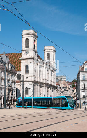 Straßenbahn ca., Pont Battant in Besancon überqueren Sie den Fluss Les Doubs mit Kirche Eglise Sainte Madeleine de Besancon im Hintergrund Stockfoto