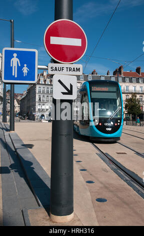 Straßenschilder für NO ENTRY Fußgänger und SAUF Straßenbahn auf Brücke Pont Battant in Besancon, Frankreich Stockfoto