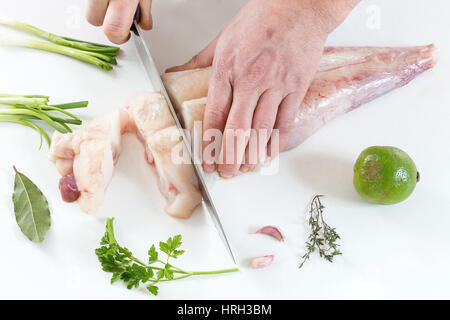 einige Scheiben Seeteufel auf weißem Hintergrund Stockfoto