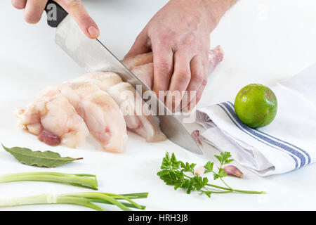 einige Scheiben Seeteufel auf weißem Hintergrund Stockfoto