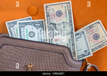Dollarscheine auf der Oberseite eine Handtasche. Stockfoto