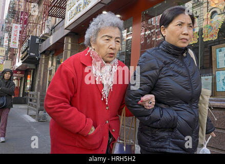 Zwei chinesische amerikanische Frauen verschiedener Altersgruppen auf Bayard Straße in CHinatown, Downtown Manhattan, New York City. Stockfoto