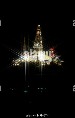 Offshore-Bohrungen Rig in der Nacht Stockfoto