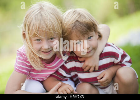 Model Release, Geschwister - Schwestern Stockfoto