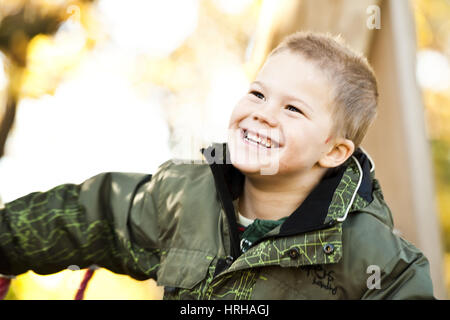 Model Release, Lachender Junge - lachender Junge Stockfoto