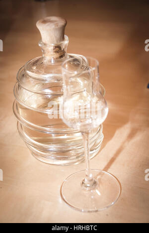 Schnapsflasche Und Schnapsglas - Schnaps-Flasche und Glas Stockfoto