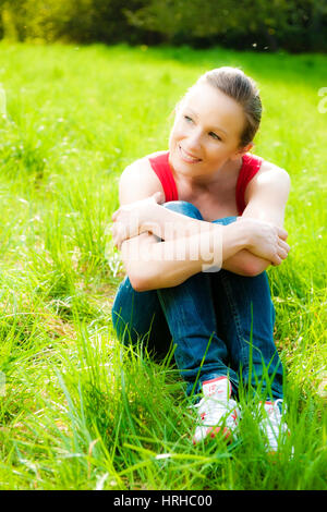 Model Release, Junge Frau in Fruehlingswiese - Frau in Frühlingswiese Stockfoto