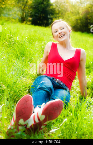 Model Release, Junge Frau in Fruehlingswiese - Frau in Frühlingswiese Stockfoto