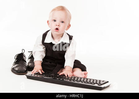 Kleinkind Mit Computertastatur - kleines Kind mit Computer-Tastatur Stockfoto