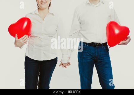 Paar Mit Herzluftballonen - paar mit Herz Luftballons Stockfoto