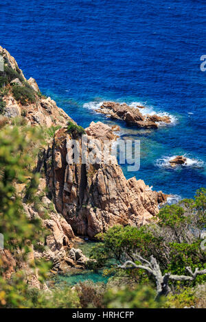 Felsenküste zwischen Sant Feliu de Guíxols und Tossa de Mar, Costa Brava, Spanien Stockfoto