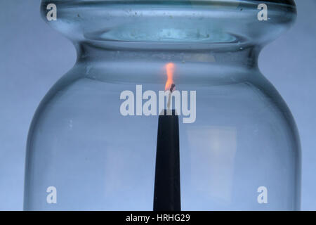 Sterbende Kerzenflamme (Serie) Stockfoto