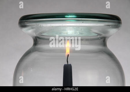 Sterbende Kerzenflamme (Serie) Stockfoto