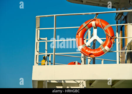 Rettungsring bin Schiff - Lebensretter auf Boot Stockfoto