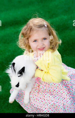 Kleines Maedchen Mit Hase, Ostern - kleines Mädchen mit Osterhase Stockfoto