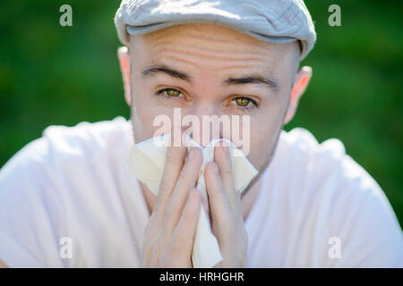 Mann Mit Pollenallergie - Mann mit Pollenallergie im Frühjahr Stockfoto