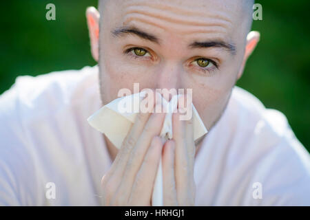 Mann Mit Pollenallergie - Mann mit Pollenallergie im Frühjahr Stockfoto