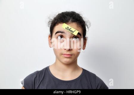 Kleines Mädchen mit Memo-Beiträge auf der Stirn, mit motivierenden Botschaft Stockfoto