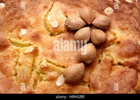 Ungeschälte Mandeln Nüssen auf einem frisch gebackenen Frangipane-Torte oder Kuchen Stockfoto