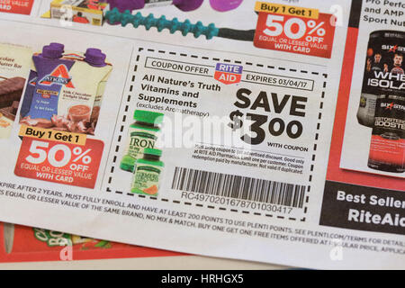 Vitamin Coupons in RiteAid Apotheke Werbung mailer - USA Stockfoto