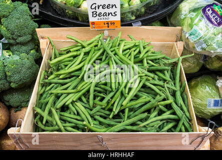 Grüne Bohnen auf dem Display in das Produce Abteilung eines Supermarktes Stockfoto