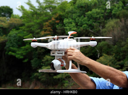 ein Mann hält eine Drohne flugbereit Stockfoto