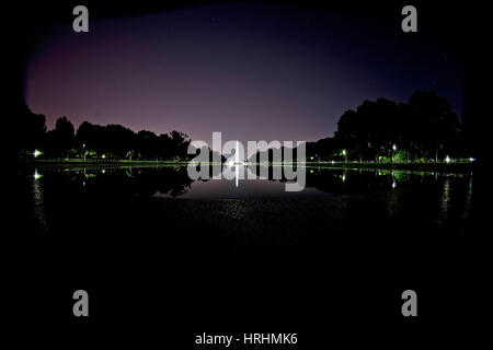 Das Washington Monument vom Lincoln Memorial über den reflektierenden Pool auf der National Mall in Washington, D.C. an einem Juni-Abend im Jahr 2014 gesehen Stockfoto