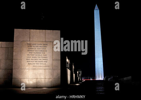 Das Washington Monument aus dem Weltkrieg zwei Memorial auf der National Mall in Washington, D.C. Stockfoto