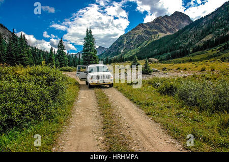 Ein Jeep 'Patriot' auf Grizzly Lake offload Trail in der Nähe von Independence Pass in Aspen, Colorado. Stockfoto