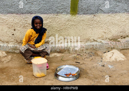 HARAR, Äthiopien - SEPTEMBER 08: Das junge Mädchen aus Äthiopien ist persönlich frittierte Snacks auf der Straße in der Stadt Harar in Äthiopien Harar im Verkauf Stockfoto