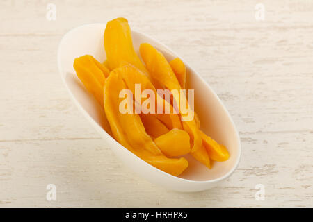 Trockenen Mango Chips Haufen in der Schüssel Stockfoto