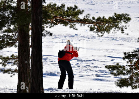 Fotografen fotografieren Winter Küstenlinie. Stockfoto