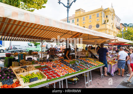 Obst- und Gemüsemarkt, Cours Saleya, Old Town, Vieille Ville, Nizza, Côte d ' Azur, Alpes-Maritimes, Cote d ' Azur, Frankreich Stockfoto