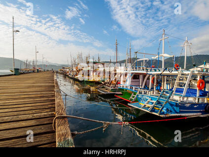 Blick auf die bunten Boote in Paraty, Bundesstaat Rio De Janeiro, Brasilien Stockfoto