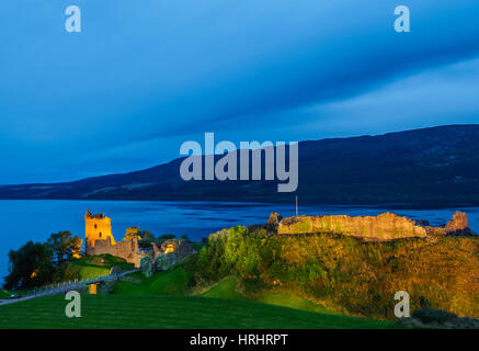 Twilight-Blick auf Urquhart Castle und Loch Ness, Highlands, Schottland, Vereinigtes Königreich Stockfoto