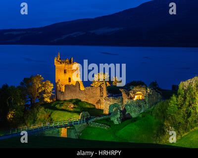 Twilight-Blick auf Urquhart Castle und Loch Ness, Highlands, Schottland, Vereinigtes Königreich Stockfoto