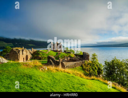 Urquhart Castle und Loch Ness, Highlands, Schottland, Vereinigtes Königreich Stockfoto