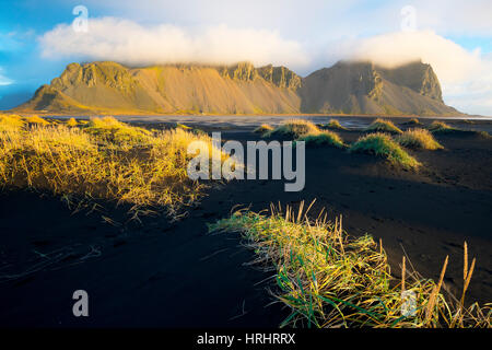 Mount Vestrahorn eingehüllt in Wolken, Stokknes, Island, Polarregionen Stockfoto