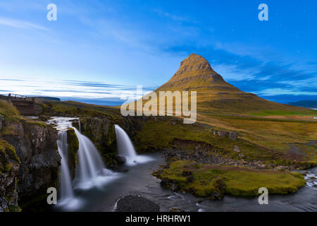 Kirkjufell Berg- und Kirkjufoss Wasserfall bei Dämmerung, Snaefellsnes Halbinsel, Island, Polarregionen Stockfoto