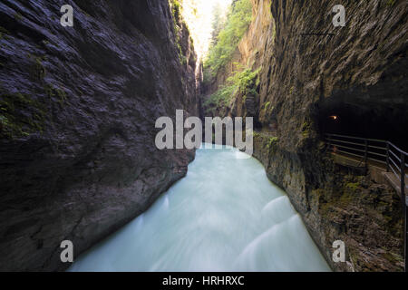 Wasser des Creek fließt in die schmalen Kalkstein Schlucht vom Fluss Aare-Schlucht, Berner Oberland, Kanton Uri, Schweiz Stockfoto