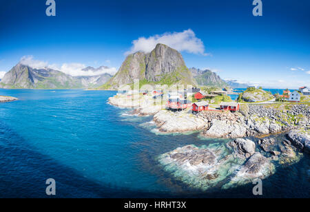 Panorama des Fischerdorfes eingerahmt von Meer und hohen Gipfeln, Hamnoy, Moskenesoya, Nordland Grafschaft, Lofoten Inseln, Norwegen Stockfoto