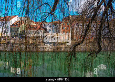 LJUBLJANA, Slowenien - 19. Februar 2017: Cankarjevo Nabrezje, schöne Promenade in der Nähe Fluss Ljubljanica in Ljubljana, der Hauptstadt Sloweniens, berühmt Stockfoto