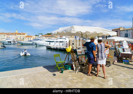 Kunstwerke zum Verkauf durch den Hafen, Saint Tropez, Var, Cote d ' Azur, Provence, Côte d ' Azur, Frankreich, mediterran Stockfoto