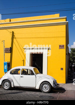 Gelbes Gebäude und weißen VW Käfer, Oaxaca, Mexiko, Nordamerika Stockfoto